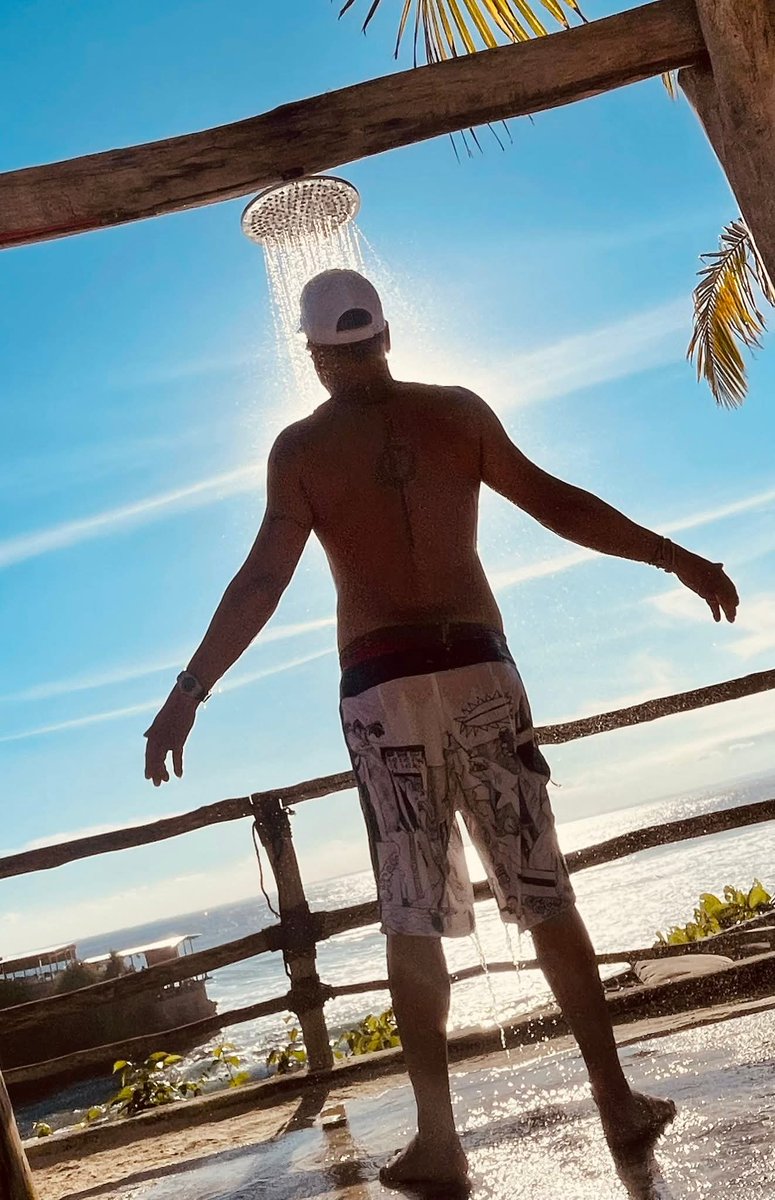 Paradise is there, right in front of us, in every moment that life offers us. Each moment is a precious pearl, a true gift to be cherished. It's essential to stop sometimes to appreciate the beauty that surrounds us and live fully in the moment. Life is an incredible journey, and