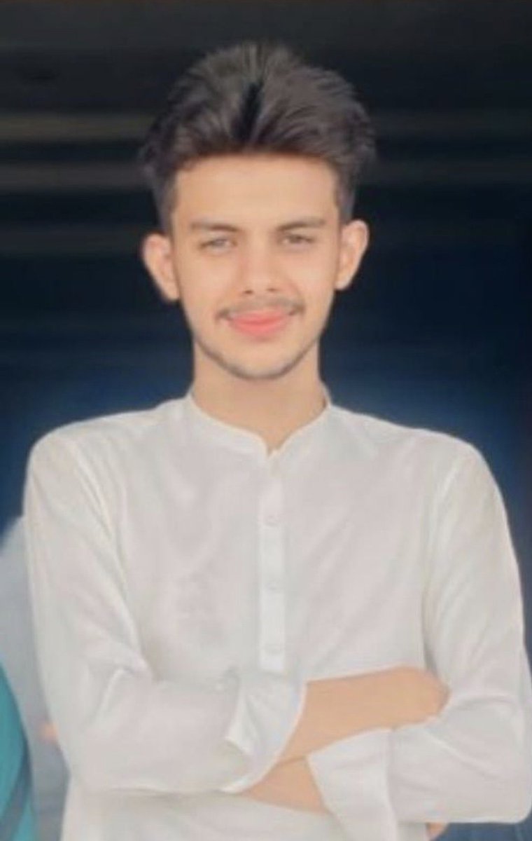 یہ بچہ زین خان کل لاہور ریلی سے گرفتار ہوا ابھی فیصل ٹاؤن تھانہ میں موجود ہے تحریک انصاف کے وکلاء فوراً جائیں اور اسکی معاونت کریں 

عوام بھی اس بچے کے لئے آواز اٹھائے