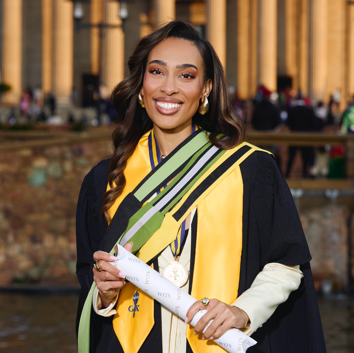 WitsUniversity's tweet image. Congratulations to Witsie and social media personality, Sarah Langa. 🎓🏛️
Last week, Sarah graduated with her MBA, officially becoming a three-time Wits graduate, a remarkable achievement.
She is also a member of the Golden Key International Honour Society, joining a global…