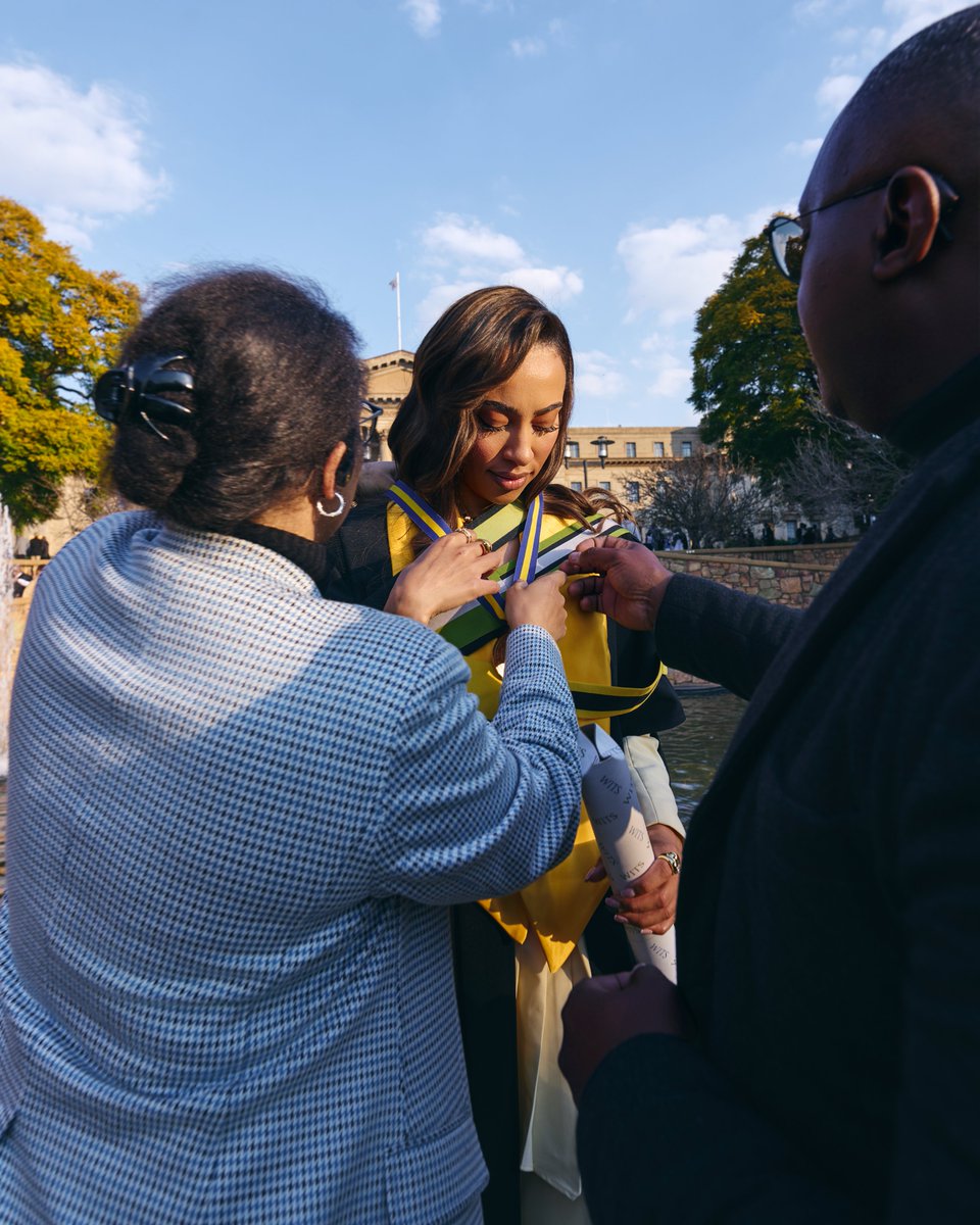 WitsUniversity's tweet image. Congratulations to Witsie and social media personality, Sarah Langa. 🎓🏛️
Last week, Sarah graduated with her MBA, officially becoming a three-time Wits graduate, a remarkable achievement.
She is also a member of the Golden Key International Honour Society, joining a global…