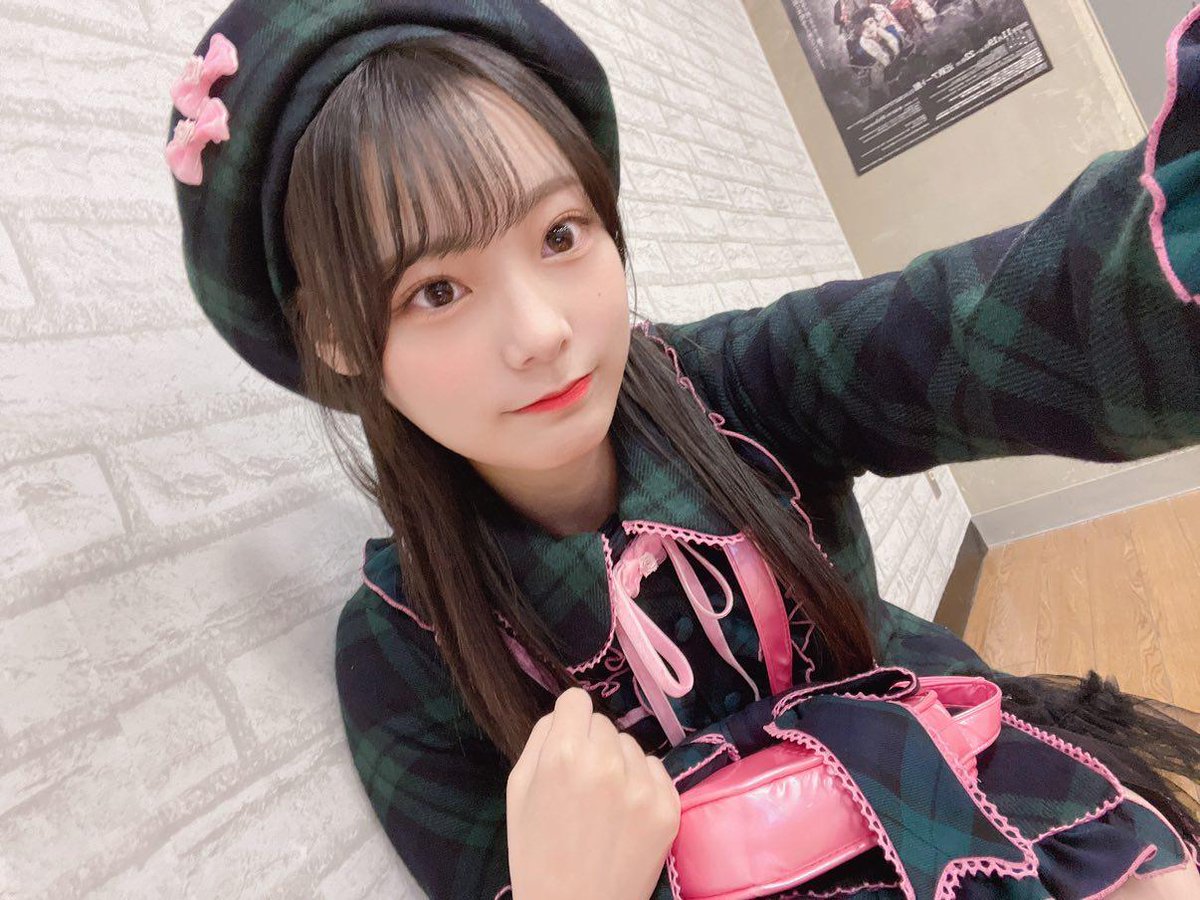 @Weekly_QWER: Jul,21,2025 Siyeon instagram broadcast channel Cute, right? I was just looking at old photos and I saw this outfit that I liked, so I'm sending it to you So cute I wanted to wear it with pigtails, but it's a shame #QWER #SIYEON #SIYOMING #시연 #시요밍 #しよみん #큐떱 #ㅋㄸ