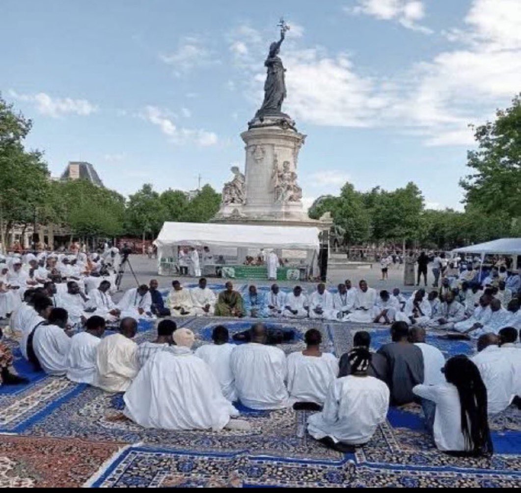 LeonardoPanetta's tweet image. Parigi. Domenica, Place de la Republique, ricoperta di tappeti da preghiera, é diventata una moschea a cielo aperto per il raduno della confaternita islamica della Muridiyya, la principale tra gli immigrati dal Senegal. La manifestazione, autorizzata dalla prefettura, ha…