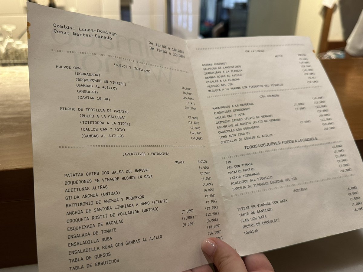 El Colmado Wilmot, en Barcelona, es punta de lanza de ese estilo de restaurantes retro que tan de moda se ha puesto. Carta interesante, cocina con escuela, servicio joven, alegre y atento, y un local cuidado de barra de mármol. Negocio bien parido al que apetece volver.
