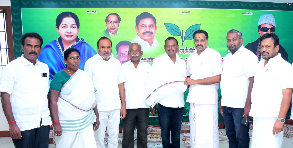 OfficeofminMRV's tweet photo. தமிழக மக்களை காத்து,
தமிழகம் காக்க மாண்புமிகு கழக பொதுச் செயலாளர்,
புரட்சித் தமிழர் திரு. @EPSTamilNadu  அவர்களின் 
தலைமையே சரியென ஏற்று,
கரூர் மாநகர் 38-வது வட்ட திமுக செயலாளர் திரு.எஸ்.முருகானந்தம் அவர்கள்,திமுகவில் இருந்து விலகி,நமது கழகத்தில் தன்னை அடிப்படை உறுப்பினராக  இணைத்துக் கொண்டனர். 
#AIADMK #EPS #MRVijayabhaskar #KarurAIADMK