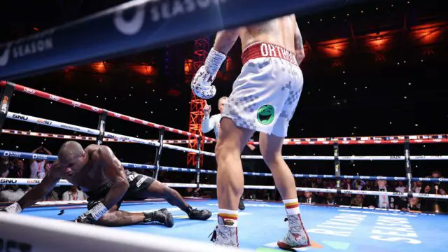 AstonDarren's tweet image. Seen some harsh comments today about Daniel Dubois that he quit again even saw comments of triple knee instead of triple D π± if Daniel Dubois got up he was getting blitzed bad, he gave it a go it wasn't good enough he's 27 he'll come back. #usykdubois2