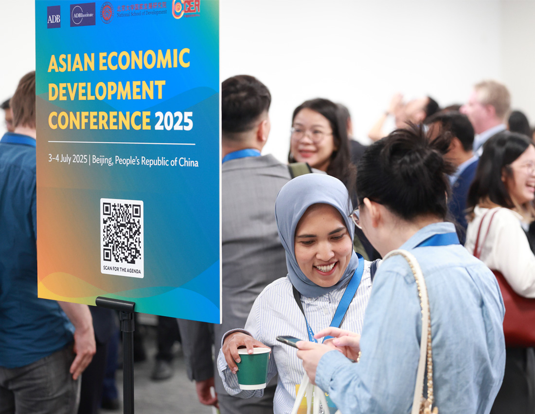 ADBChiefEcon's tweet image. ADB had a successful Asian Economic Development Conference this year, cohosted by @ADBInstitute and the National School of Development at Peking University.

The conference featured around 170 research presentations and 4 keynote speeches on key development issues in Asia and the…