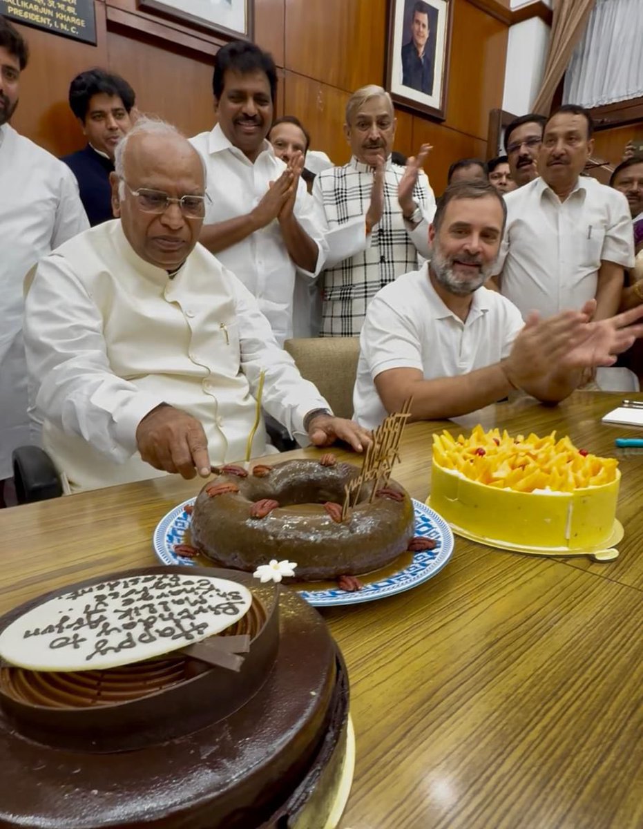 కాంగ్రెస్ పార్టీ జాతీయ అధ్యక్షులు శ్రీ మల్లికార్జున ఖర్గే గారికి హృదయపూర్వక జన్మదిన శుభాకాంక్షలు. ప్రజా సమస్యలపై, పార్టీ బలోపేతంపై మీ అంకితభావం మా అందరికి స్ఫూర్తిదాయకం. ఆ భగవంతుడు మీకు ఆయురారోగ్యాలు, సుఖసంతోషాలు ఇవ్వాలని మనస్పూర్తిగా కోరుకుంటున్నా.

Warm birthday greetings to