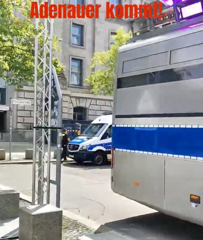 at_michii's tweet image. .@polizeiberlin, leistet mal zehn Nachtschichten in der Karl-Marx-Straße. Vielleicht bekommt ihr dann ein Gefühl für die Realität, die ihr offenbar weder sehen wollt noch schützt. Nach eurem Nicht-Eingreifen gegenüber dem Verhalten der Antifa beim Sommerinterview von Alice Weidel…