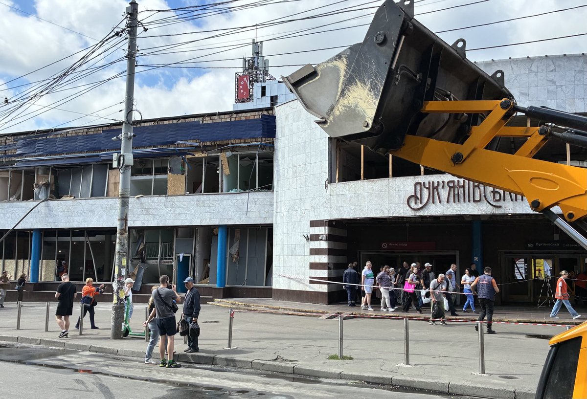 lindseyhilsum's tweet image. So ordinary: people coming out of the #Kyiv metro on a Monday morning. Except a Russian drone hit the entrance overnight, while people were sheltering underground. #Ukraine