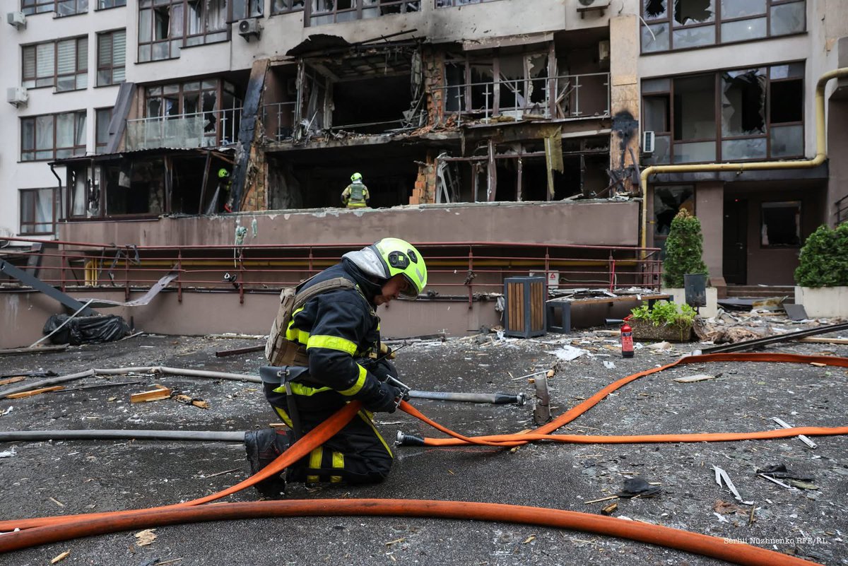 den_kazansky's tweet image. Another night of terror in Kyiv. Russia attacked residential buildings and metro station, where people were hiding from the shelling, with drones and missiles.
There are dead and wounded among civilians.
Trump allowed Putin to kill people in Ukraine for another 50 days. And…