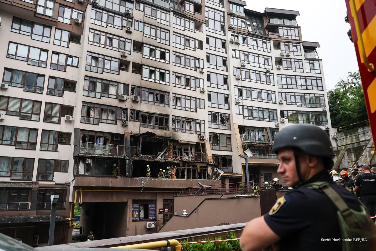 den_kazansky's tweet image. Another night of terror in Kyiv. Russia attacked residential buildings and metro station, where people were hiding from the shelling, with drones and missiles.
There are dead and wounded among civilians.
Trump allowed Putin to kill people in Ukraine for another 50 days. And…