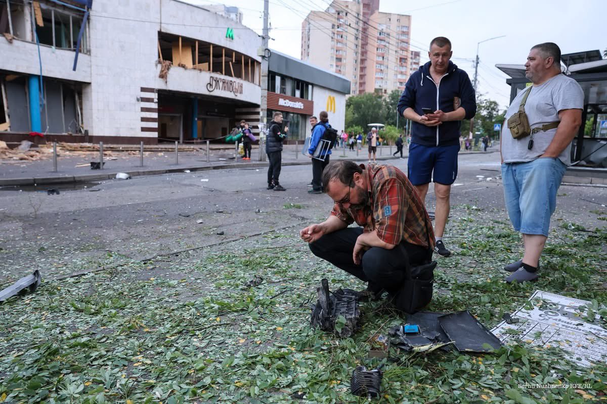 den_kazansky's tweet image. Another night of terror in Kyiv. Russia attacked residential buildings and metro station, where people were hiding from the shelling, with drones and missiles.
There are dead and wounded among civilians.
Trump allowed Putin to kill people in Ukraine for another 50 days. And…