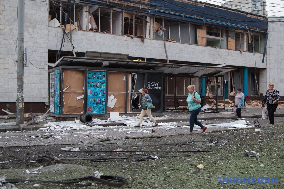 den_kazansky's tweet image. Another night of terror in Kyiv. Russia attacked residential buildings and metro station, where people were hiding from the shelling, with drones and missiles.
There are dead and wounded among civilians.
Trump allowed Putin to kill people in Ukraine for another 50 days. And…