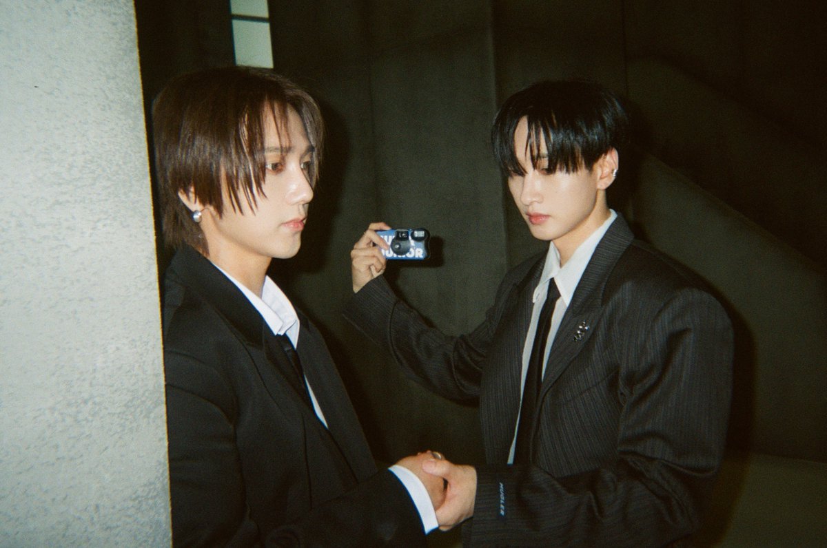SJofficial's tweet image. 𝗦𝗛𝗢𝗢𝗧 𝗝𝗝𝗜𝗞 𝗠𝗢𝗗𝗘: 𝗢𝗡 📸
#KYUHYUN MISSION - 사이 좋게 손 잡고 있는 모습
#슈퍼주니어 #SUPERJUNIOR
#ExpressMode #SUPERJUNIOR_ExpressMode
#SuperJunior25