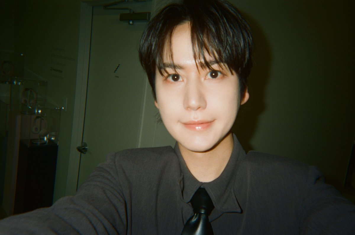 SJofficial's tweet image. 𝗦𝗛𝗢𝗢𝗧 𝗝𝗝𝗜𝗞 𝗠𝗢𝗗𝗘: 𝗢𝗡 📸
#KYUHYUN MISSION - 사이 좋게 손 잡고 있는 모습
#슈퍼주니어 #SUPERJUNIOR
#ExpressMode #SUPERJUNIOR_ExpressMode
#SuperJunior25