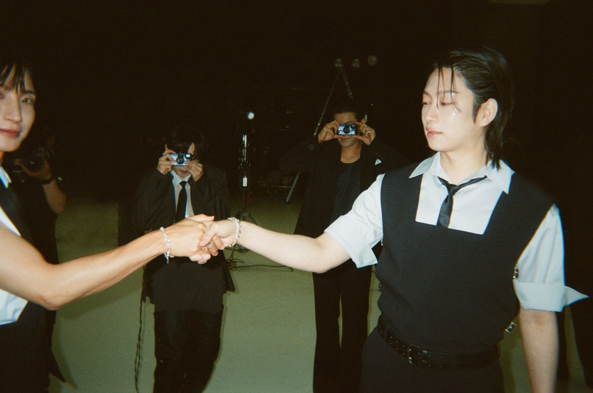 SJofficial's tweet image. 𝗦𝗛𝗢𝗢𝗧 𝗝𝗝𝗜𝗞 𝗠𝗢𝗗𝗘: 𝗢𝗡 📸
#KYUHYUN MISSION - 사이 좋게 손 잡고 있는 모습
#슈퍼주니어 #SUPERJUNIOR
#ExpressMode #SUPERJUNIOR_ExpressMode
#SuperJunior25