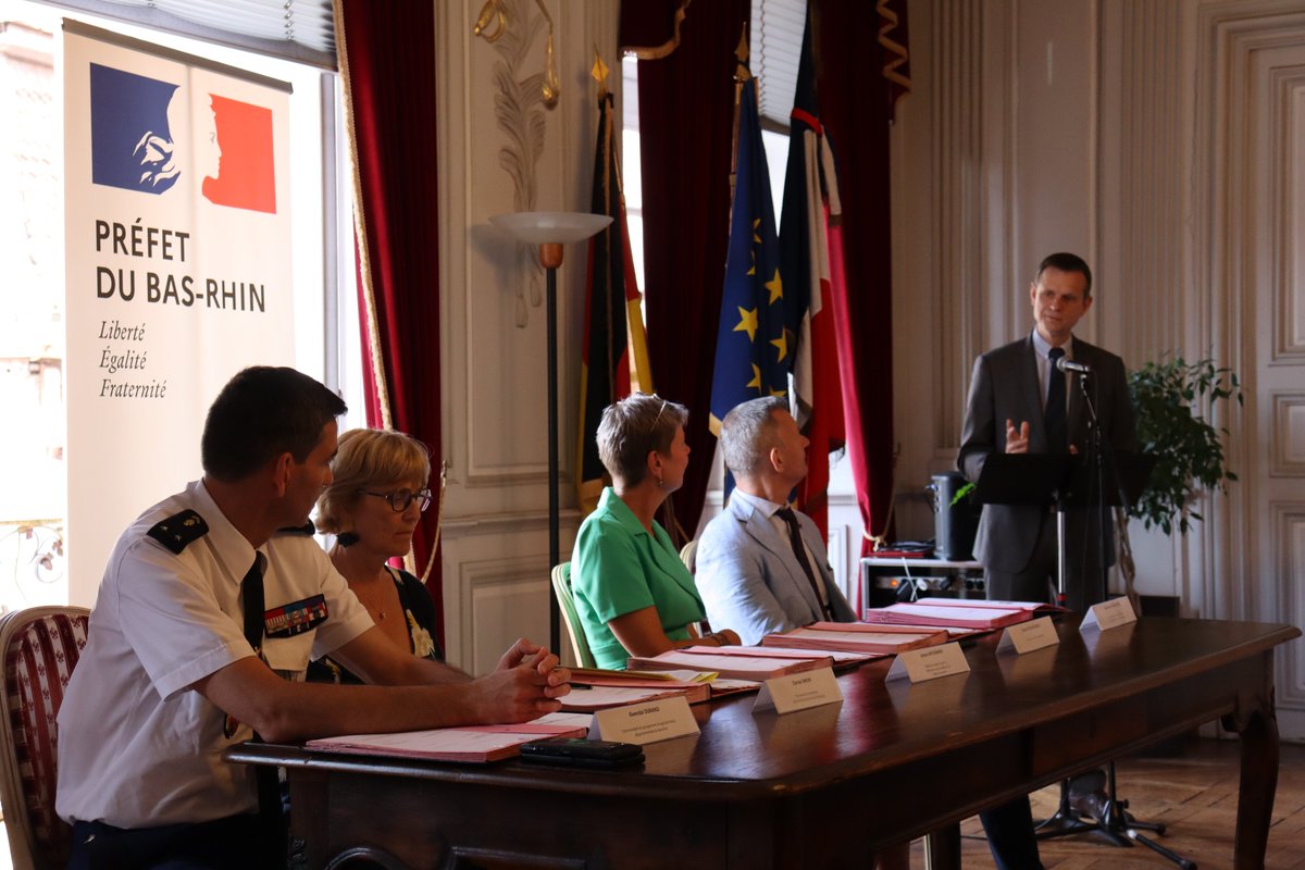 Prefet67's tweet image. #Sécurité | Retour en images sur la signature du Contrat de Sécurité Intégrée à Wissembourg, ce vendredi, par Jacques Witkowski @prefet67, le maire de #Wissembourg, la procureure, la @Gendarmerie_067 et l'éducation nationale ✍️
🎯 Objectif : renforcer le partenariat entre les…