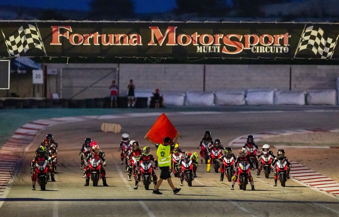 mirracingcup's tweet photo. โจ ๐๐๐ฃ ๐๐ ๐จ๐๐ข๐๐ฃ๐ ๐๐ฃ๐ค๐ก๐ซ๐๐๐๐๐ก๐ ๐๐ฃ ๐๐ค๐ง๐ฉ๐ช๐ฃ๐ โจ
La adrenalina volviรณ a encenderse bajo los focos en el circuito de Fortuna, con un formato รบnico: ๐ฐ๐ฎ๐ฟ๐ฟ๐ฒ๐ฟ๐ฎ๐ ๐ป๐ผ๐ฐ๐๐๐ฟ๐ป๐ฎ๐ que dejaron momentos espectaculares.
#MIRRacing #MotoGP #BuenosDรญas https://t.co/s3z844g4VR