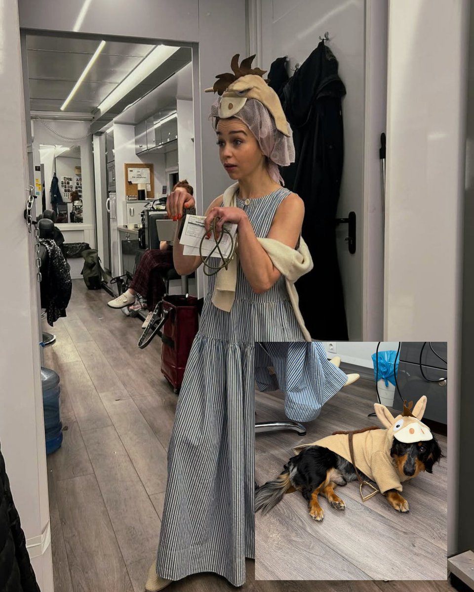 Two ponies, you know ... 🐴🐴
#PONIES on the set : #Teddy 🐶🐴 &amp; #EmiliaClarke 👸🐴