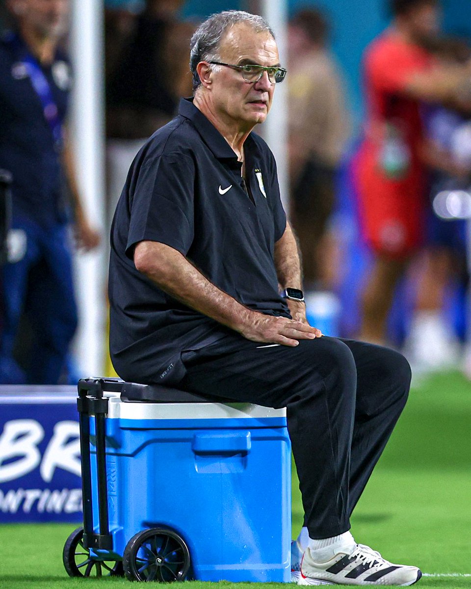 julius_riemann's tweet image. Marcelo Bielsa turns 70! ⚽️🎂

Guardiola: “Bielsa is the best coach in the world”

Simeone: “Bielsa taught me the most”

Pochettino: “He’s a genius”

Cruyff: “Bielsa’s Chile played the most attractive football in this World Cup”