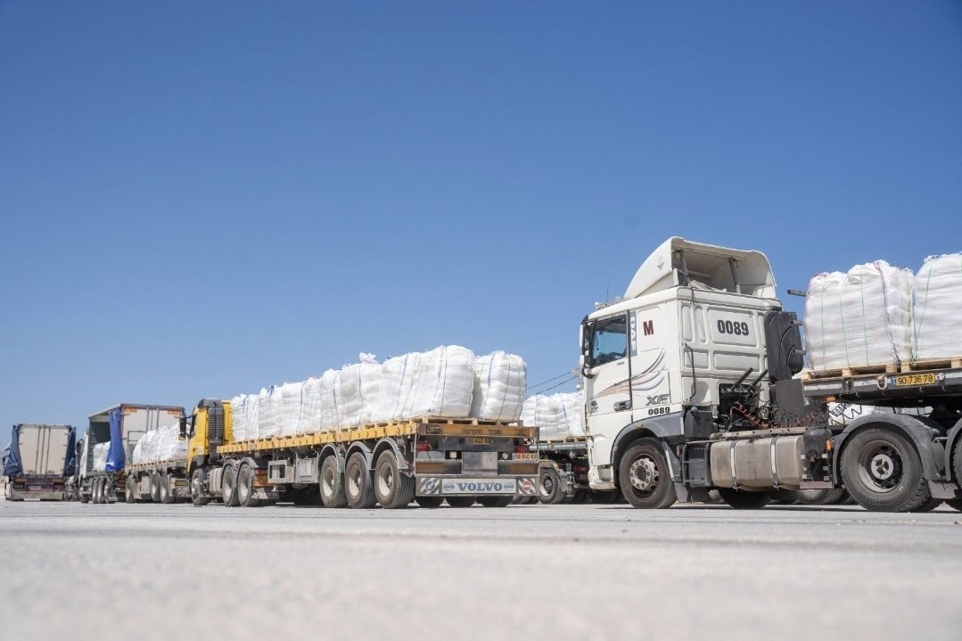 AmbMeron's tweet image. Hamas terrorists sent a warning to journalists against publishing pictures of humanitarian aid trucks. This is part of their efforts to prevent direct distribution of food to the Gaza population, including attempts to disrupt the operations of the food distribution centers