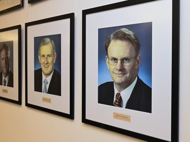 JasonMorrisonAU's tweet image. Bullshit gesture: Mark Latham’s photo to stay on the wall in Labor’s Party room but with disclaimer plaque. dailytelegraph.com.au/news/nsw/mark-…