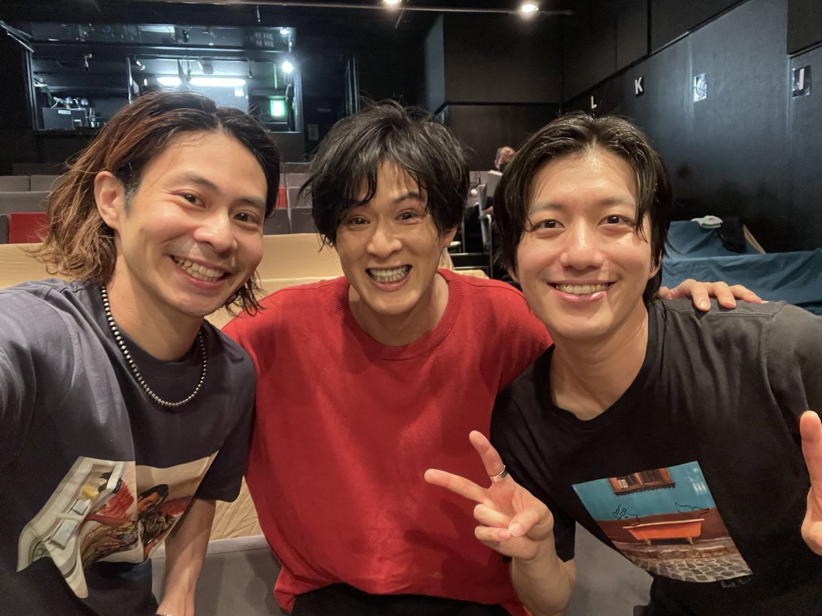 kujiraikosuke's tweet image. 受取人不明

全公演無事終了いたしました。
ご来場誠にありがとうございました。

一先ず。
一息つきたいなと。

終わったぁ！！

最高の相棒、コーキと。
最高の50歳、ニーロさんを囲んで。
