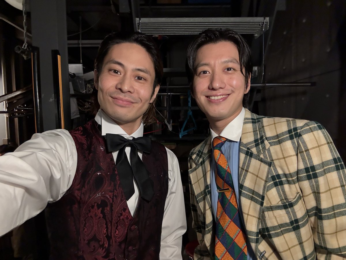kujiraikosuke's tweet image. 受取人不明

全公演無事終了いたしました。
ご来場誠にありがとうございました。

一先ず。
一息つきたいなと。

終わったぁ！！

最高の相棒、コーキと。
最高の50歳、ニーロさんを囲んで。