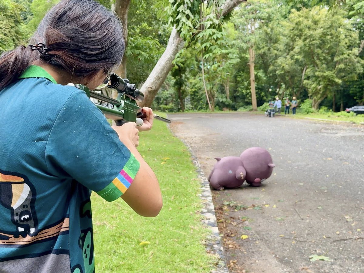 environmanth's tweet image. กรี๊ดลั่น หมูเด้งหลุด?!
ถึงจะแบ๊วเหมือนกันแต่ที่เห็นอยู่นี้ไม่ใช่เหตุการณ์จริงนะ😂 เพราะนี่คือการฝึกซ้อมแบบเล่นใหญ่ของสวนสัตว์เปิดเขาเขียวที่ “ซักซ้อมแผนรับมือสัตว์หลุด” เพื่อเตรียมความพร้อมหากเกิดเหตุการณ์จริงตะหาก
ระหว่างการซักซ้อม…