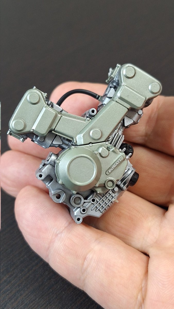 takezou2955's tweet image. オリジナル陸戦ガンダムは大体の工作は終わったので、サフェ吹いて基本塗装前まで来てます。
久々すぎるMG なので、パーツの多さに少し戸惑っています😅
考えてる色がハマってくれると良いのですが…
少し前に気分転換にとタミヤのドゥカティ916のエンジンだけ作った画像でお茶を濁す。