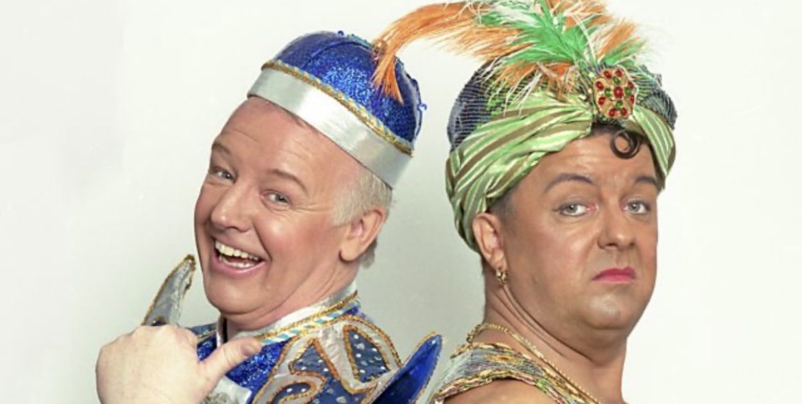 DreyfusJames's tweet image. This picture makes me laugh more than is healthy…
Look at @rickygervais ‘s expression… totally in character…🤣🤣🤣