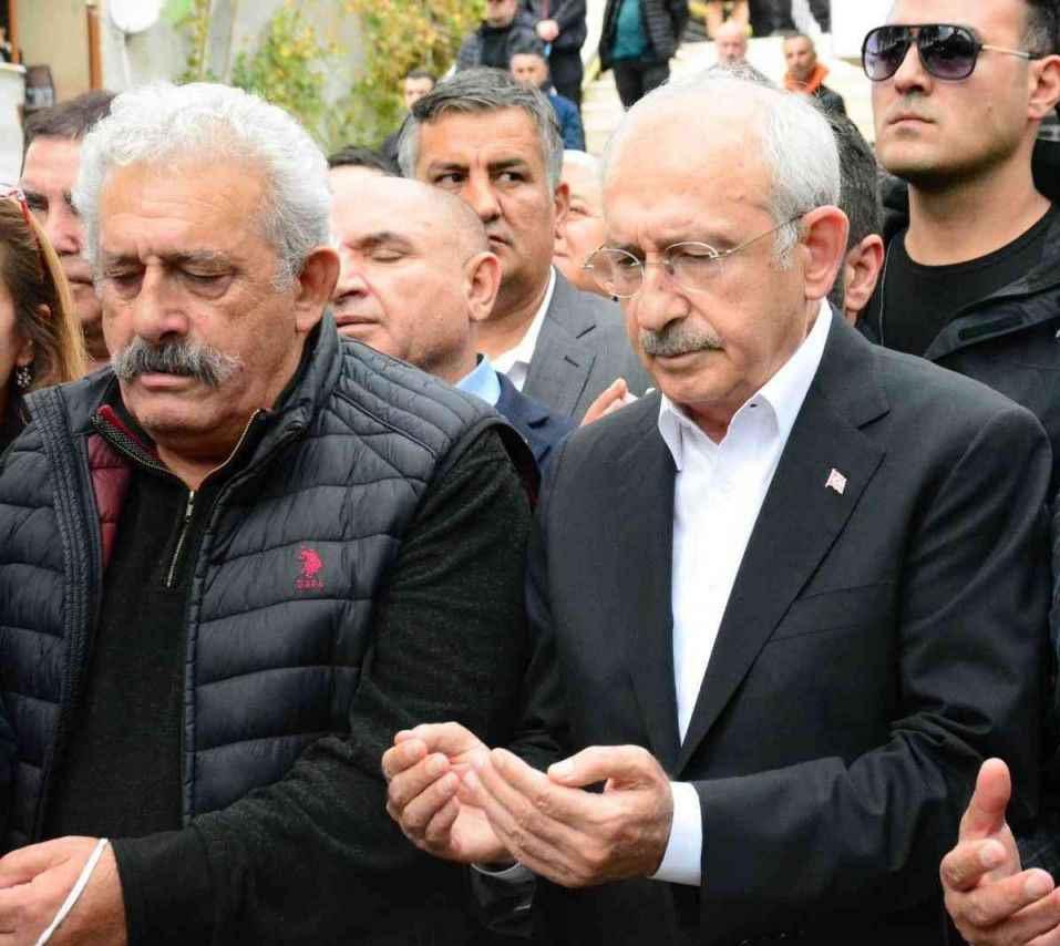 Genel Başkanımız Sayın <a href="/kilicdarogluk/">Kemal Kılıçdaroğlu</a>’nun kıymetli ikiz kardeşi Adil Kılıçdaroğlu’nun vefatını derin bir üzüntüyle öğrendim.
Acısını yürekten paylaşıyor, merhuma Allah’tan rahmet; Sayın Genel Başkanımıza ve ailesine sabır diliyorum.
Başımız sağ olsun.