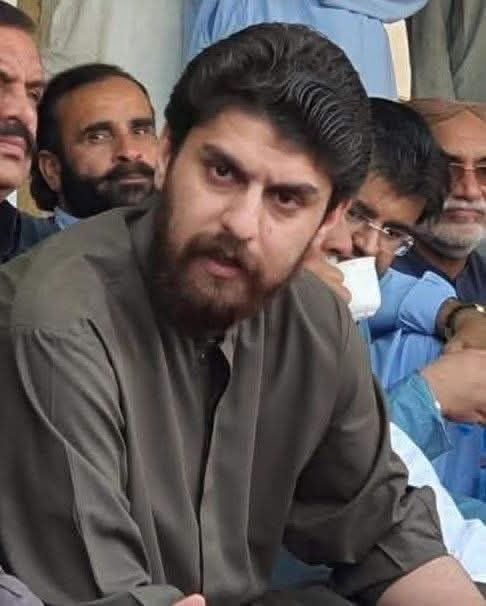 اگر مارا جانے والا جوڑا اس سردار کو چند لاکھ روپے دے دیتا یا ان کی خواہشات پوری کر دیتا "جس کی وجہ سے اس عورت نے کہا جسم کو ہاتھ نہیں لگانا گولی مارنے کی اجازت ہے"
 تو آج زندہ ہوتا یہ سردار اصل برائی کی جڑ ہیں بلوچستان کے تمام مسائل ان سرداروں کی وجہ سے ہیں۔