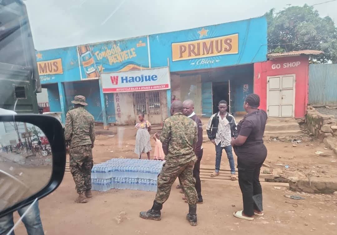 Franck_MK1's tweet image. RDC/
Des militaires Ougandais de l&apos;#UPDF vendent de l&apos;eau minérale produite en Ouganda dans plusieurs villages et les zones sous l&apos;opération #Shuja.
Pour les commerçants de ces zones là, les militaires ougandais perturbent les activités commerciales de ceux qui paient les taxes.