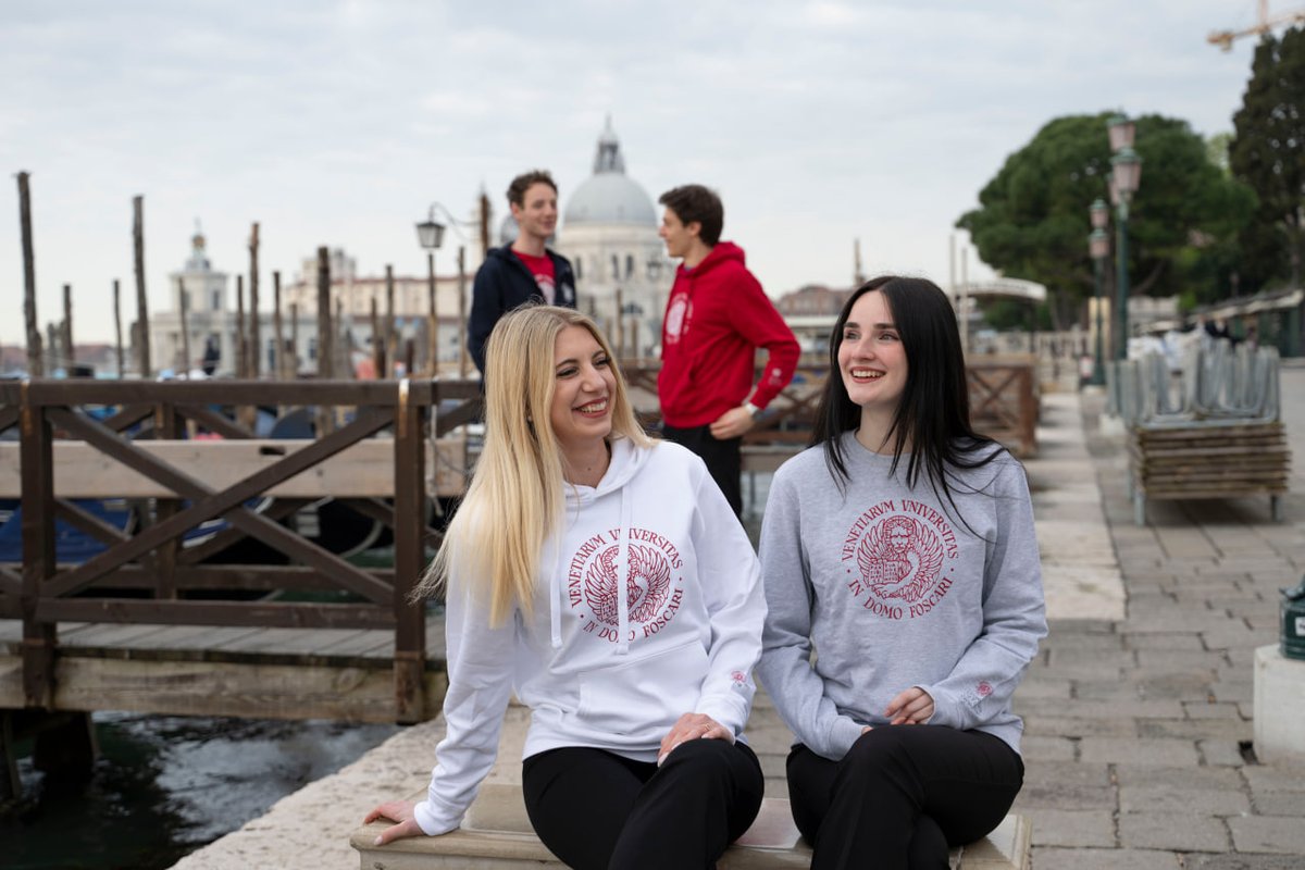 ✨ Una chiacchierata lungo i canali, un po’ di brezza e la felpa giusta addosso.
Le felpe del Ca' Foscari Shop sono pensate per accompagnarti anche nelle serate estive più fresche, con stile e comfort.

Scoprile tutte al Ca’ Foscari Shop!