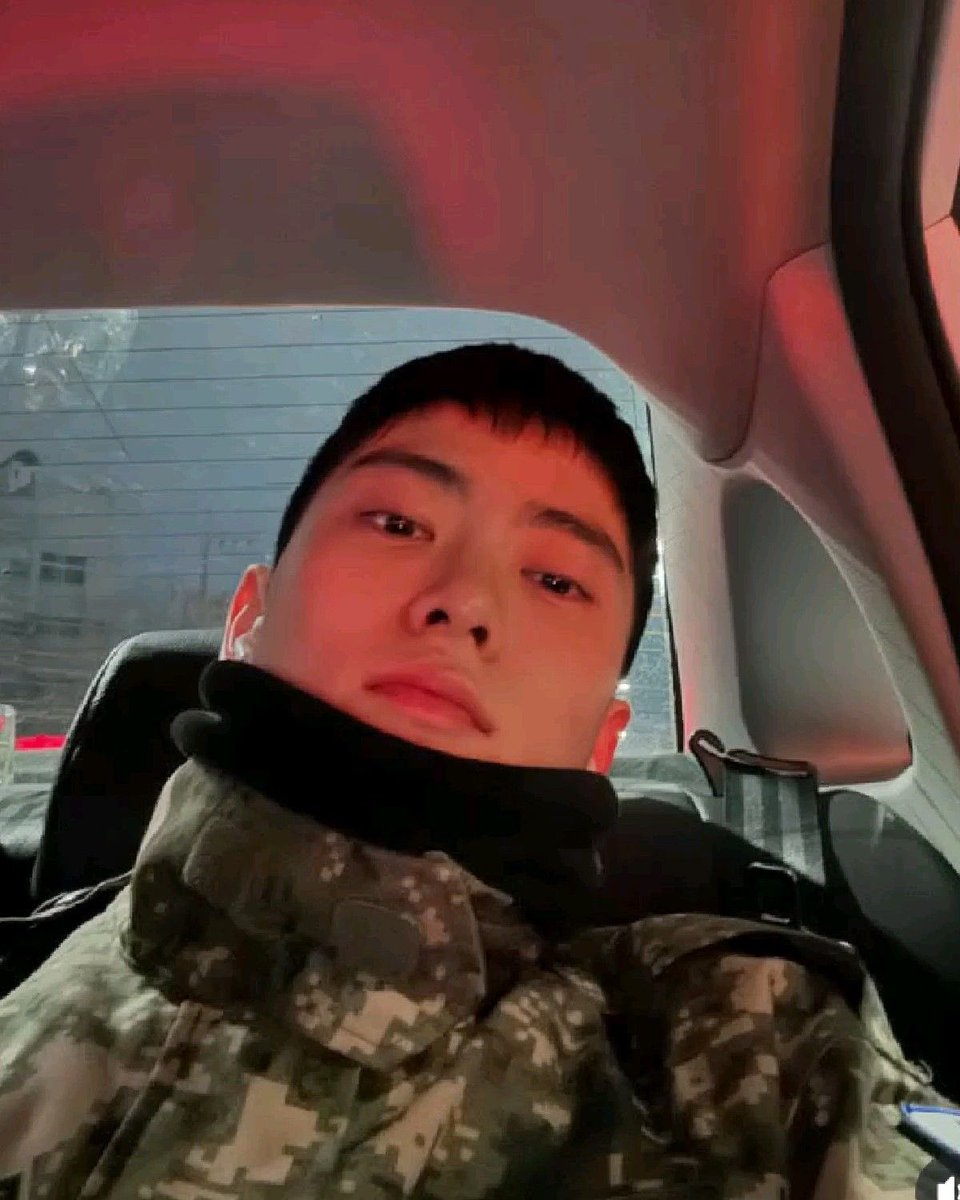 samsik0806's tweet image. 훈련병😐                                      상병☺️