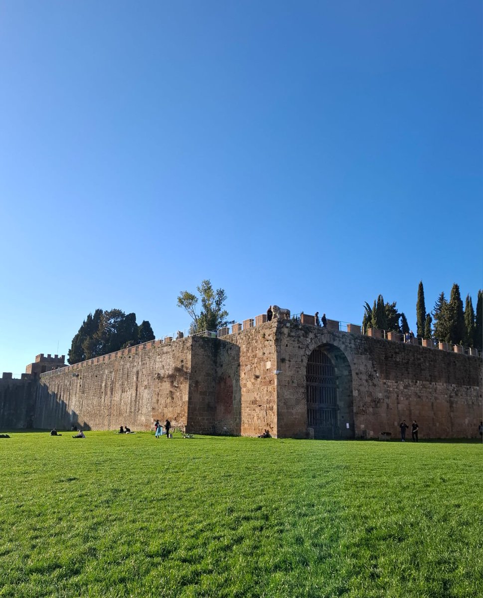 🧐Le Mura di Pisa sono tra le più lunghe mura medievali d’Europa, ben 3 km🚶‍♂️

E’ possibile salire/scendere da📌Torre S.Maria 📌Bastione del Parlascio 📌Torre Piezometrica 📌Piazza delle Gondole e 📌Torre di Legno

Per saperne di più 💻 turismo.pisa.it/luogo/le-mura-…