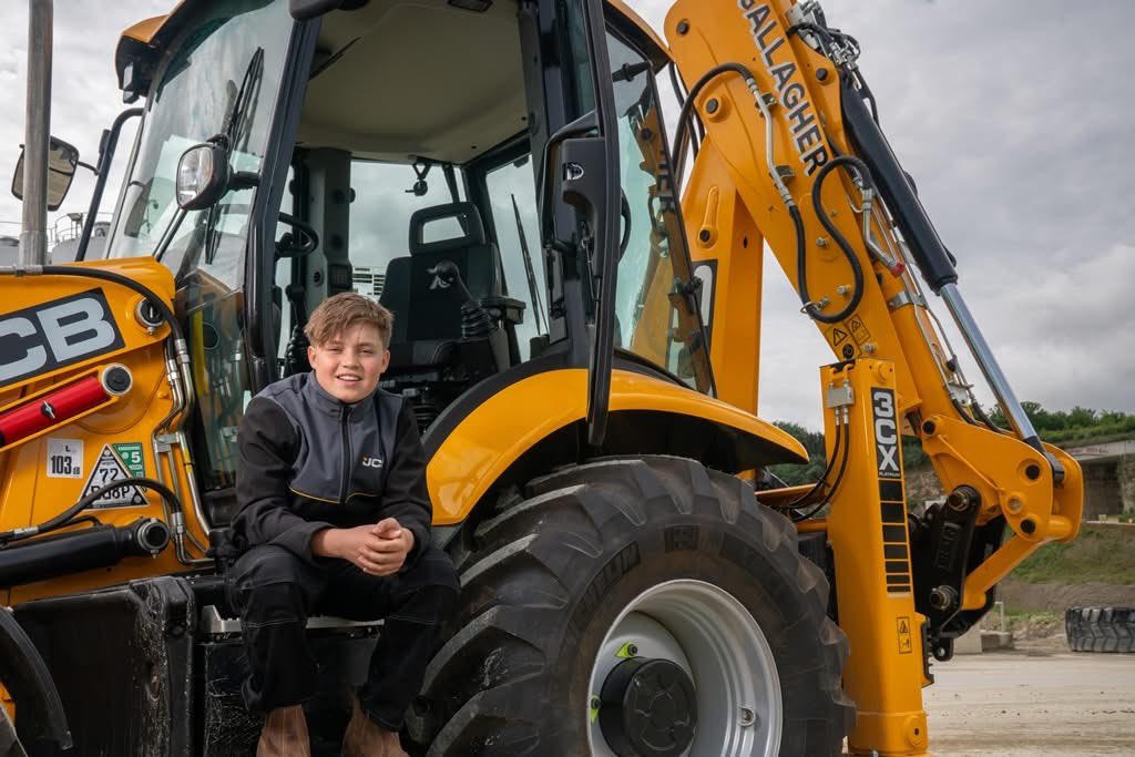 DiggerManBlog's tweet image. He’s Finlay, he’s 13, and he drives around in a JCB

earthmoversmagazine.co.uk/digger-man/vie…

#backhoeloader #constructionmachinery #CPCS #digger #diggermanblog #earthmovers #heavyequipment #jcb #youngster