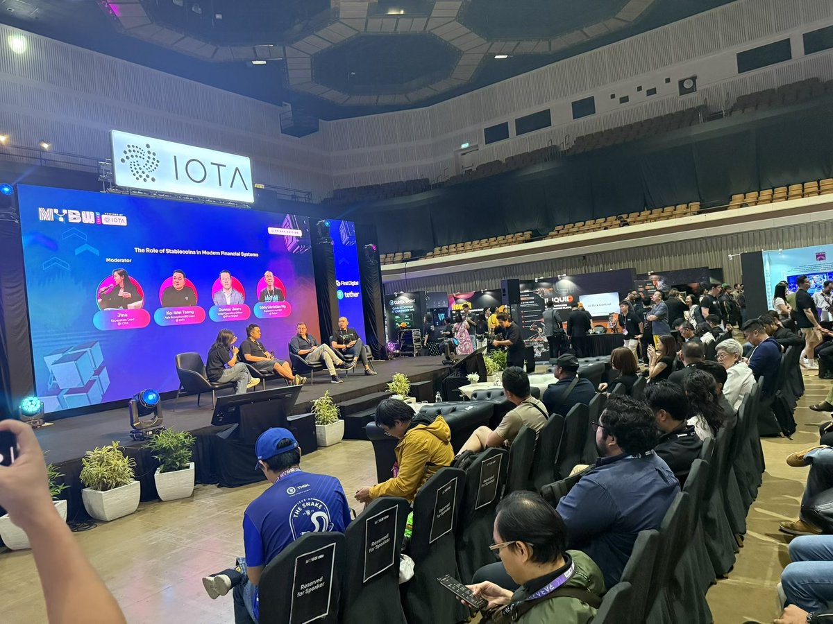 Web3lilian's tweet photo. 马来西亚区块链周
现在AJ都跨界区块链了
空军一号现场定制也是玩的一手好branding
还有人在吗？ https://t.co/CY4eTfOQtV
