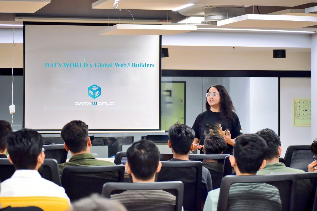 Data_World_'s tweet image. 👏Another inspiring meetup with passionate #Web3 builders in Malaysia🇲🇾

We shared our vision, explored local opportunities, and felt the strong momentum from the community.

🔥Asia is rising fast in #Web3 — the future of #DataWorld is being built together.

#GlobalTour