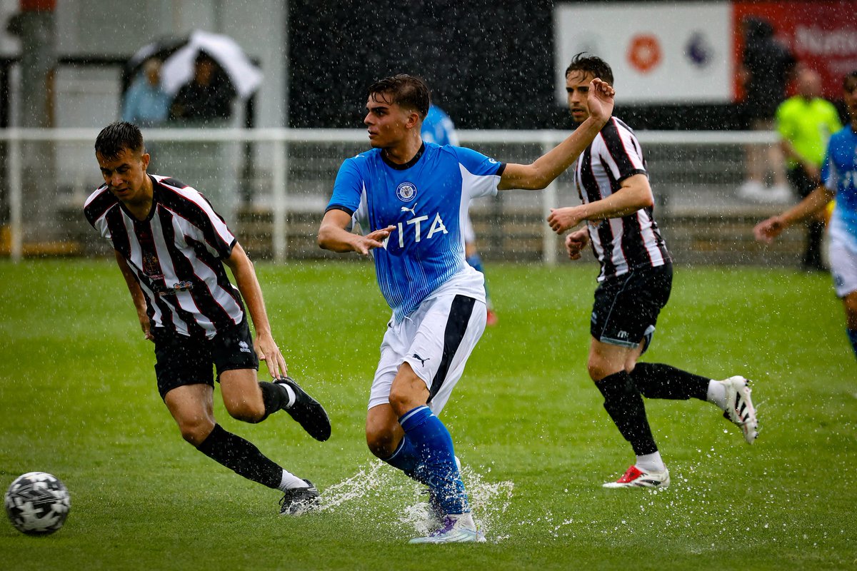 Mike_Petch's tweet image. 📸 Splashing around in #Spennymoor...

#StockportCounty