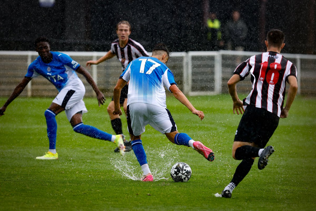Mike_Petch's tweet image. 📸 Splashing around in #Spennymoor...

#StockportCounty