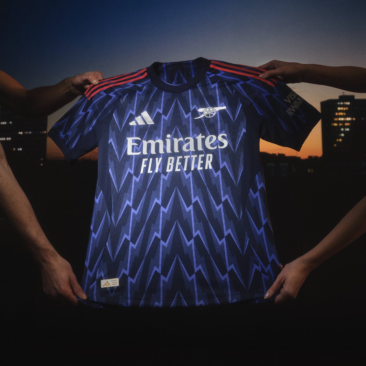 adidasfootball's tweet image. away never looked this good.πββοΈβ¨
introducing Arsenal 25/26 away jersey. available now. ππ adidas.com/arsenal