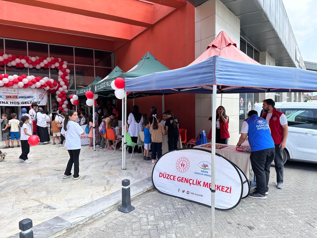 Ülkemizin ilk ve Tek #SıfırAtık Oyuncak Müzesi Düzce’mizde kapılarını açtı! 🎉✨

Geri dönüşümle yeniden hayat bulan oyuncakların sergilendiği müzeye gönüllü gençlerimizle birlikte katılım sağladık.🧸

<a href="/OA_BAK/">Dr. Osman Aşkın Bak</a> <a href="/gencliksporbak/">Gençlik ve Spor Bakanlığı 🇹🇷</a>