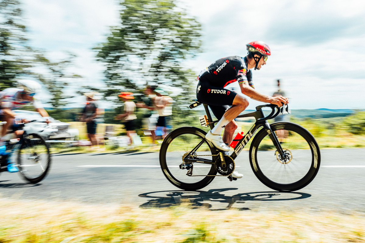 TudorProCycling's tweet image. What a rollercoaster of a day yesterday! After dislocating his shoulder early in the race, @alafpolak1 fought through the pain to finish 3rd in the sprint. A mix of grit and emotion at the finish line — we're so proud to see him there.
And remember, the Tour isn't over yet!👀