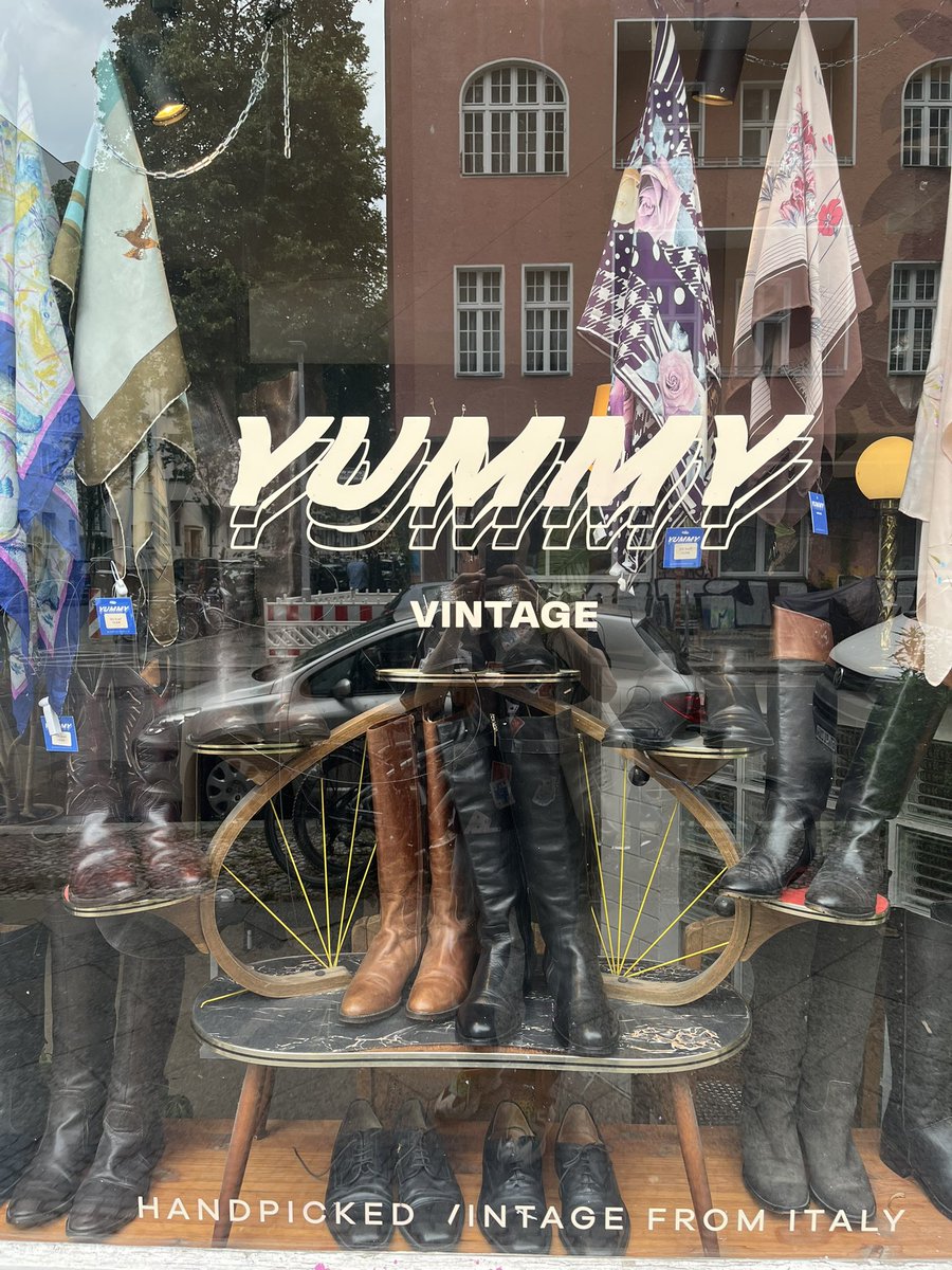 Lampi_Ygo's tweet image. Fashion industry in Berlin preparing for Maliss release!