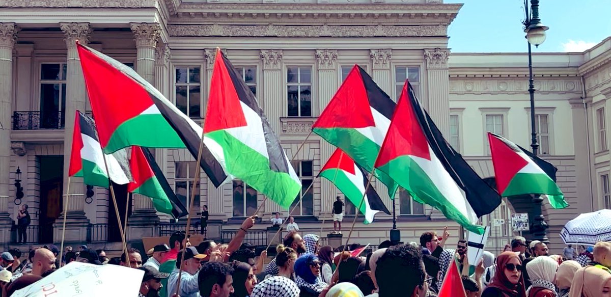 ISefati's tweet image. Heimatlos in Deutschland – weil er Palästinenser ist!
Ich wollte ihm widersprechen. Stattdessen hat er mich berührt.
Ein Palästinenser – auf der Straße in Berlin, ein zufälliges Gespräch, das mir unter die Haut ging. Er hatte Kritik. An mir. An meinen Berichten über…