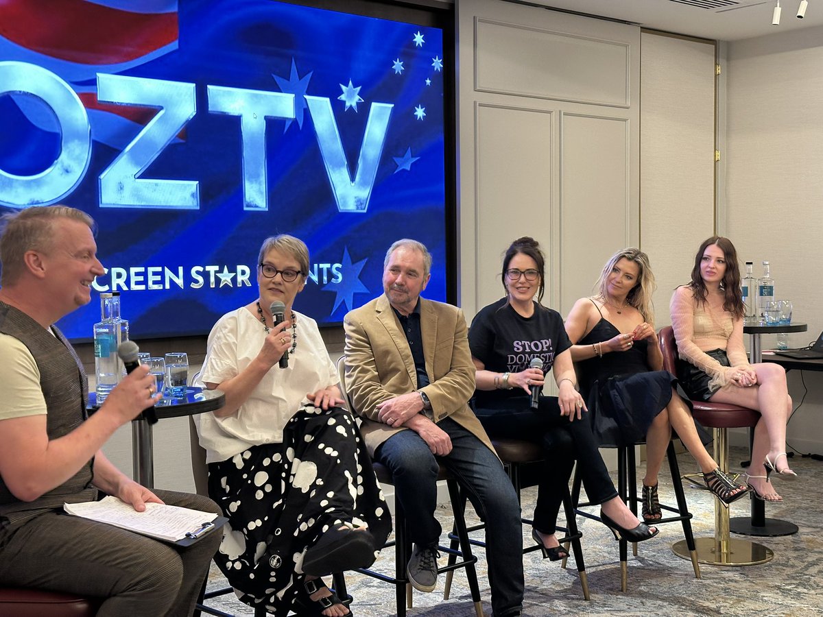 GoodNeighbours7's tweet image. OZTV @ScreenStarEvent in London delivered.
Some brilliant chats, great memories, and yes - still weird seeing these faces in person after years on screen.
#Neighbours #OZTV
