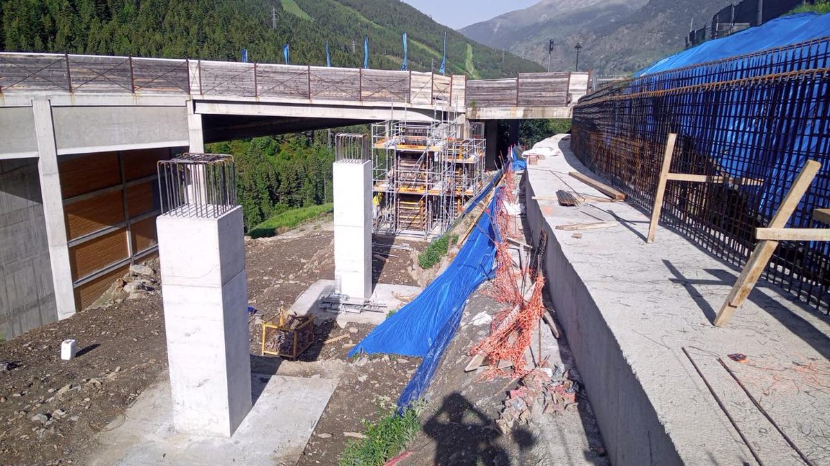 ValdesEnginyers's tweet photo. 🛣️ Treballs de construcció de les columnes que sostindran el futur vial del carrer Regí, a Soldeu. https://t.co/gRnNge9mVr