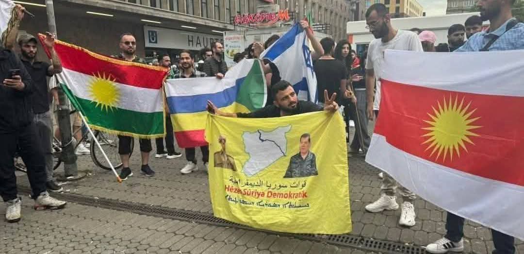 خلطة عجيبة، ماذا يجمع هؤلاء؟؟